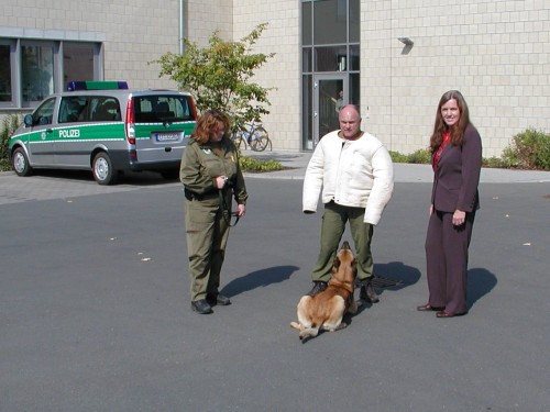 Deputy Chief Nancy Becher (rechts) beim Besuch der Polizeidiensthundestaffel und der Polizeiinspektion Gera-Süd